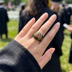 Personalisierter Siegelring mit Geburtsstein Gravuren und Motiven Abschlussring Meisterschaftsring Winterspiele Geschenk für Sportler Absolventen