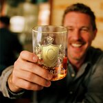 Insignia de oro personalizado dedo medio de diseño de vidrio con el nombre y la inicial de regalo de cumpleaños para el hombre Bartender entusiasta del whisky