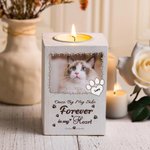 Personoitu tassujäljen kynttilänjalaka lemmikille nimellä ja tekstillä poismenon muistokoristeena surulahjana omistajalle