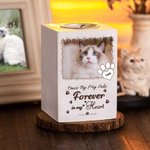 Personoitu tassujäljen kynttilänjalaka lemmikille nimellä ja tekstillä poismenon muistokoristeena surulahjana omistajalle