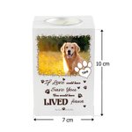 Personoitu tassujäljen kynttilänjalaka lemmikille nimellä ja tekstillä poismenon muistokoristeena surulahjana omistajalle