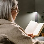 Pince Lumineux LED Rechargeable Personnalisé avec Fleur de Naissance et Nom Accessoire de Lecture Cadeau d'Anniversaire pour Amoureux de Lecture