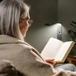 Lampe LED rechargeable à pince personnalisée avec personnage de lecture en dessin animé et nom - Cadeau d'anniversaire pour amoureux des livres