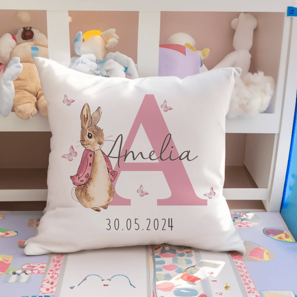 Housse de coussin personnalisée en forme de lapin de Peter Rabbit avec nom Décoration de la chambre d'enfant Douche d'anniversaire Cadeau d'anniversaire pour garçons Filles