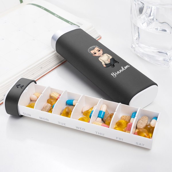 Boîte hebdomadaire à pilules personnalisée avec personnage dessin animé fleur de naissance et nom - Cadeau prompt rétablissement pour famille et amis