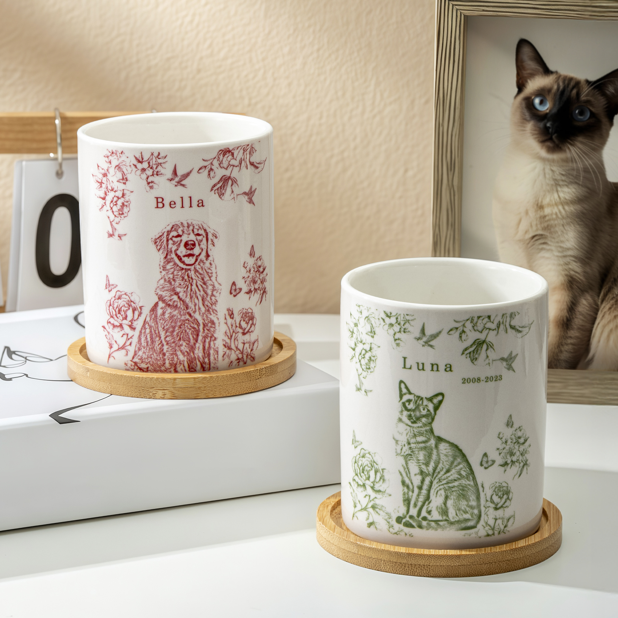 Toile de Jouy Personnalisée Pot de fleurs en céramique avec trou de drainage et base en bambou Cadeau commémoratif de perte d'un animal de compagnie pour le propriétaire de l'animal