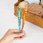 Gancio per uncinetto personalizzato multicolore con fiore secco e nome, impugnatura ergonomica - Regalo per appassionati di uncinetto