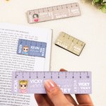 Personlig flerfarget magnetisk bokmerkeklips med tegneseriefigur med navn og skala Bursdagsgave til den som elsker å lese bøker