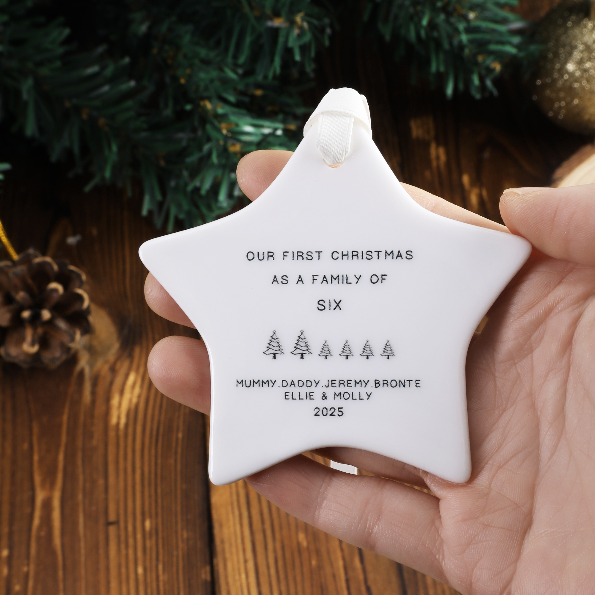 Personnalisé Notre premier Noël en famille Ornement en céramique en forme d'étoile avec nom et année Décoration de l'arbre de Noël Cadeau pour la famille Nouveaux parents