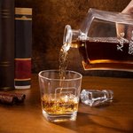 Personalisierte Vintage Abzeichen Biene Design Tequila Dekanter Glas mit eingraviertem Namen und Jahr Geburtstag Jahrestag Geschenk für Männer Tequila Liebhaber