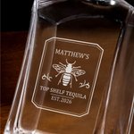 Personalisierte Vintage Abzeichen Biene Design Tequila Dekanter Glas mit eingraviertem Namen und Jahr Geburtstag Jahrestag Geschenk für Männer Tequila Liebhaber