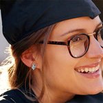 Henkilökohtainen Valmistuminen Cap Sydän Birthstone Stud korvakorut kaiverrettu vuosi ja korvakorut näyttö kortti Valmistuminen syntymäpäivälahja naisille