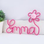 Gepersonaliseerd gebreid draad naambordje met bloem en Pom-Pom Slaapkamer Decor Verjaardag Baby Shower Gift voor kinderen
