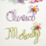 Gepersonaliseerd gebreid draad naambordje met bloem en Pom-Pom Slaapkamer Decor Verjaardag Baby Shower Gift voor kinderen