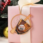 Henkilökohtainen Baseball Gloves Bat pyöreä puinen roikkuu Ornamentti nimi ja vuosi Home Decor joululahja Teini Urheilijat Valmentajat Baseball Fanit