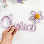 Gepersonaliseerd gebreid draad naambordje met bloem en Pom-Pom Slaapkamer Decor Verjaardag Baby Shower Gift voor kinderen