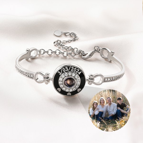 Bracciale di proiezione fotografica con ciondolo a forma di cuore inciso personalizzato con testo e pietra preziosa, regalo di compleanno per le donne e le ragazze.