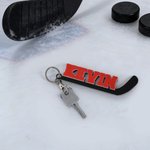Personalisierte Multicolor Hockey Stick Keychain mit Namen und Nummer täglichen Gebrauch Geburtstagsgeschenk für Hockey-Liebhaber