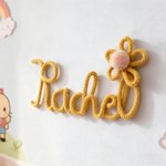 Gepersonaliseerd gebreid draad naambordje met bloem en Pom-Pom Slaapkamer Decor Verjaardag Baby Shower Gift voor kinderen