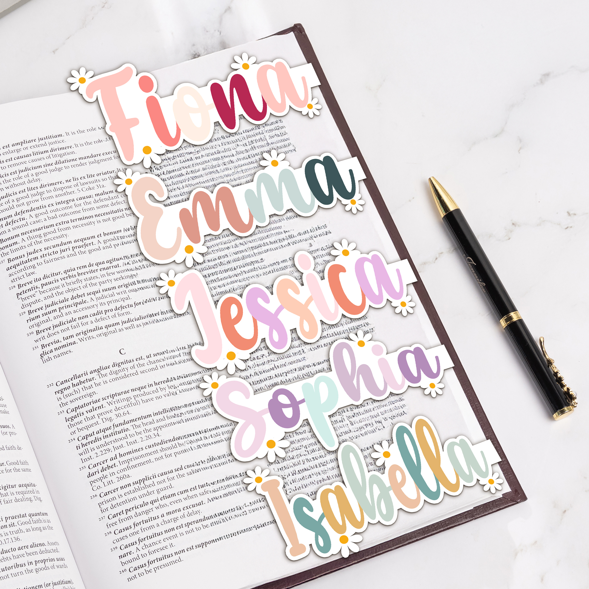 Marque-page magnétique personnalisé avec nom en couleur sur le thème de la marguerite Cadeau d'anniversaire pour les amoureux des livres et des étudiants