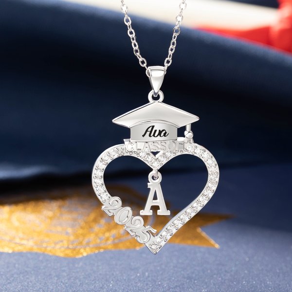 Collier avec pendentif en forme de coeur avec le nom, l'initiale et l'année Cadeau de fin d'études pour les diplômés de la classe 2025 2026