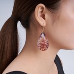 Orecchini personalizzati a forma di goccia d'acqua in acrilico con fiori di nascita colorati Regalo di compleanno per la festa della mamma e l'anniversario della donna