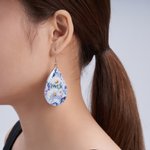 Orecchini personalizzati a forma di goccia d'acqua in acrilico con fiori di nascita colorati Regalo di compleanno per la festa della mamma e l'anniversario della donna