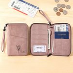 Fleur de naissance personnalisée Multicolore Porte passeport en cuir PU avec nom et dragonne Cadeau d'anniversaire essentiel pour la famille et les amis