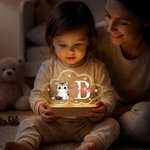 Personoitu söpöjen eläinten tähtipilvityyli akryylilediövalo nimellä ja puupohjalla vauvahuoneen koriste lahja vauvalle ja vastasyntyneelle