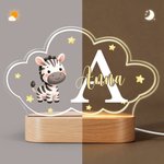 Personoitu söpöjen eläinten tähtipilvityyli akryylilediövalo nimellä ja puupohjalla vauvahuoneen koriste lahja vauvalle ja vastasyntyneelle