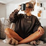 Gepersonaliseerde Voetbal Helmstok Volwassen T-shirt Sweatshirt Hoodie met Naam en Nummer Cheer Accessoires Verjaardag Team Gift voor Voetbal Mam Papa