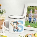 Gepersonaliseerde Cartoon Sport Konijn Initial 12 oz Gekleurde rand emaille mok met naam Pasen Party Gift voor jongens meisjes