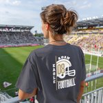 Gepersonaliseerde Voetbal Helmstok Volwassen T-shirt Sweatshirt Hoodie met Naam en Nummer Cheer Accessoires Verjaardag Team Gift voor Voetbal Mam Papa