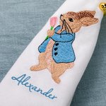 Personalisierte wiederverwendbare Leinenserviette mit besticktem Peter-Hase und Namen Tischdeko Einweihung Ostertafel Geschenk für Familie Freunde