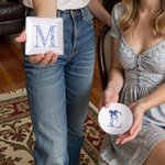 Henkilökohtainen sininen keula Toile De Jouy Initial Keraamiset juomakorut korut Dish Päivittäinen käyttö Syntymäpäivälahja tytöille Naisille