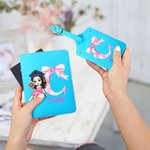 Personalisierte Cartoon Graduation Girl Bow Initial PU Leder Passport Holder mit Namen Graduation Geburtstag Geschenk für Mädchen Mitschüler