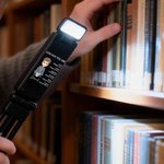 Personlig tegneserie-lesefigur Bibel LED oppladbar lysklemme med navn Bursdagsgave til kristne bokelskere