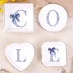 Henkilökohtainen sininen keula Toile De Jouy Initial Keraamiset juomakorut korut Dish Päivittäinen käyttö Syntymäpäivälahja tytöille Naisille