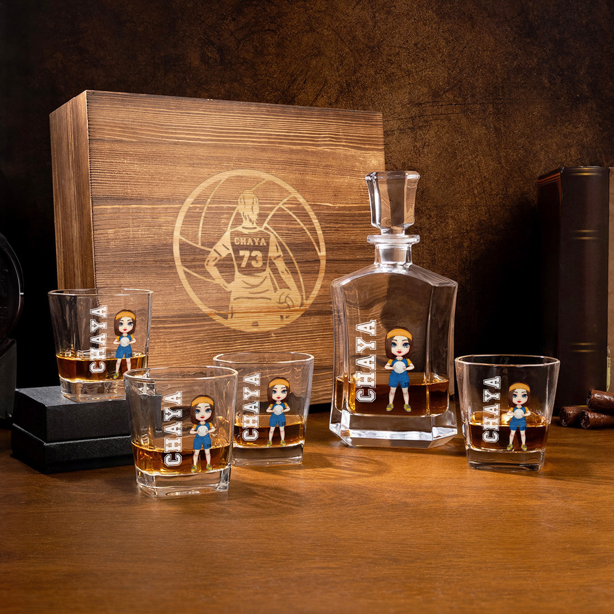 Coffret de 4 verres à whisky avec nom Volleyball Cartoon Character Whiskey Decanter Cadeau d'anniversaire de fête des pères pour Volleyball Lover Man Woman
