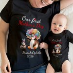 Personalisierte niedliche Pinguine Design 100% Baumwolle weiches Baby Bodysuit Erwachsene T-Shirt mit Namen und Jahr unsere erste Muttertag Geschenk für Baby Neugeborenen Mama