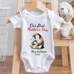 Personalisierte niedliche Pinguine Design 100% Baumwolle weiches Baby Bodysuit Erwachsene T-Shirt mit Namen und Jahr unsere erste Muttertag Geschenk für Baby Neugeborenen Mama