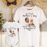 Personalizzato per la nostra prima festa della mamma 100% cotone Baby Onesie T-shirt Set di abbigliamento abbinato con foto e nome Regalo per neonato Nuova Mamma