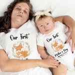 Gepersonaliseerd Onze Eerste Moederdag T-shirt Baby Onesie Set met Krans Vos en Namen Moederdagcadeau voor Nieuwe Moeder Baby