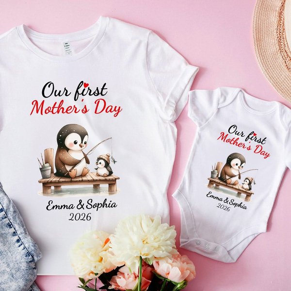 Personalizado lindo pingüinos diseño 100% algodón suave bebé body adulto camiseta con nombre y año nuestro primer día de la madre regalo para bebé recién nacido mamá