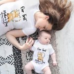 Algodón personalizado Nuestro primer Día de la Madre Jirafa Camiseta de mamá y bebé Onesie con nombres y año de regalo para la nueva mamá bebé