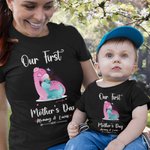 Maglietta personalizzata con nome e anno per la nostra prima festa della mamma: tutina da neonato con dinosauro e maglietta abbinata per la mamma.