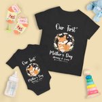 Gepersonaliseerd Onze Eerste Moederdag T-shirt Baby Onesie Set met Krans Vos en Namen Moederdagcadeau voor Nieuwe Moeder Baby