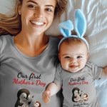 Personalisierte niedliche Pinguine Design 100% Baumwolle weiches Baby Bodysuit Erwachsene T-Shirt mit Namen und Jahr unsere erste Muttertag Geschenk für Baby Neugeborenen Mama