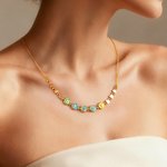 Collier de perles de lettres en émail coloré avec nom et accent de coeur Bijoux délicats Anniversaire Cadeau d'Anniversaire pour Elle