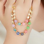 Collier de perles de lettres en émail coloré avec nom et accent de coeur Bijoux délicats Anniversaire Cadeau d'Anniversaire pour Elle